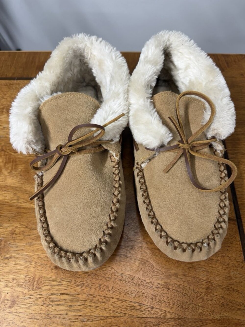 Minnetonka Women's 10 Ankle Slippers Tan Suede with Faux Fur Collar Rubber Sole